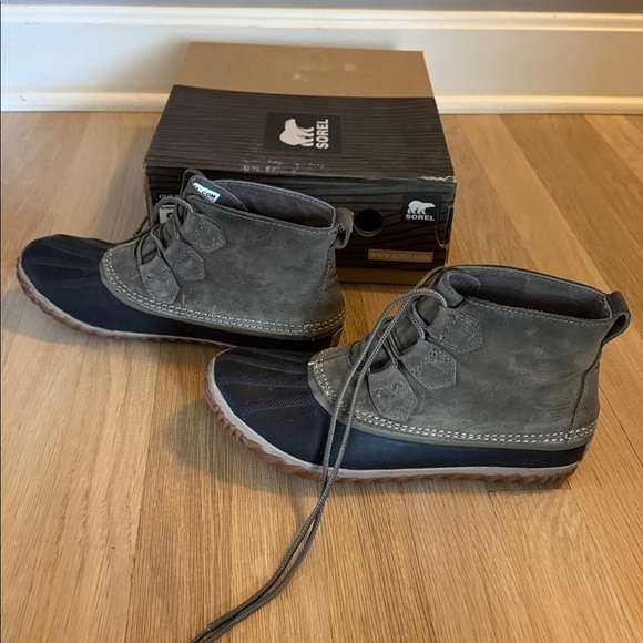 Sorel Out 'N About Leather Boots in Black and sage leather - Picture 2 of 5